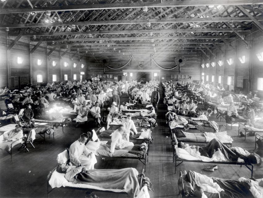 Tekst o pandemii grypy z lat 1918-1920. Na zdjęciu: Grupa osób leżących w łóżkach - HelloZdrowie