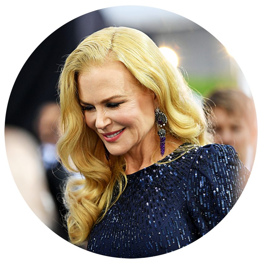 Tekst o życiu i karierze Nicole Kidman. Na zdjęciu: Kobieta uśmiechająca się w niebieskiej sukience - HelloZdrowie