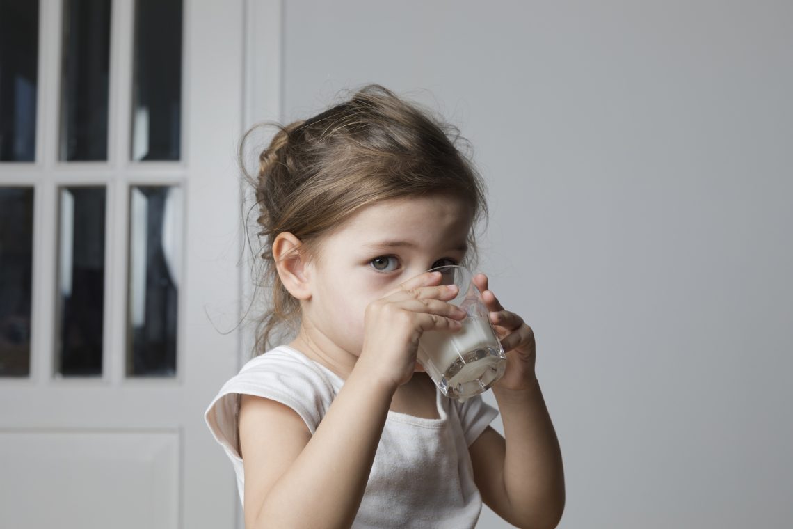 Coraz więcej dzieci ma alergię na krowie mleko/iStock