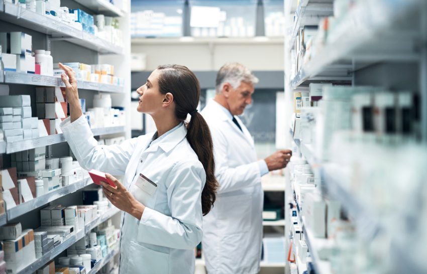 Farmaceuci w aptekach szukają leków na półkach