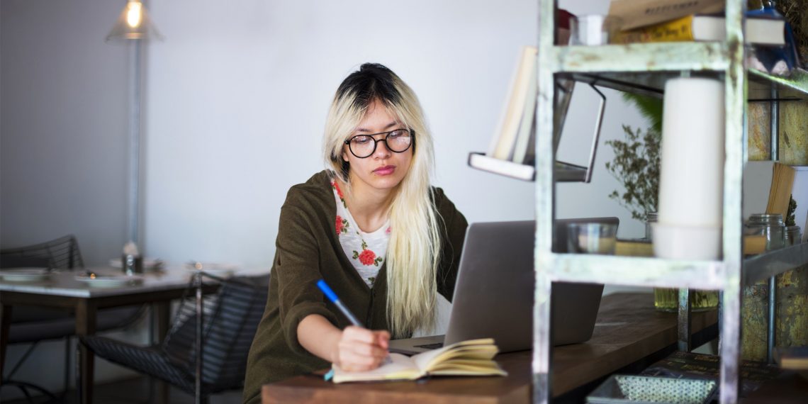 Przed tobą zdalna sesja na studiach? Jak to przejść z sukcesem radzi psycholożka