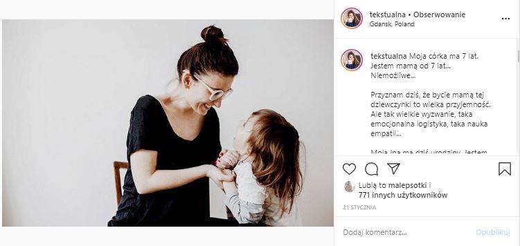 Tekst o seriach rozmów na Instagramie o macierzyństwie. Na zdjęciu: Kobieta trzymająca dziecko - HelloZdrowie