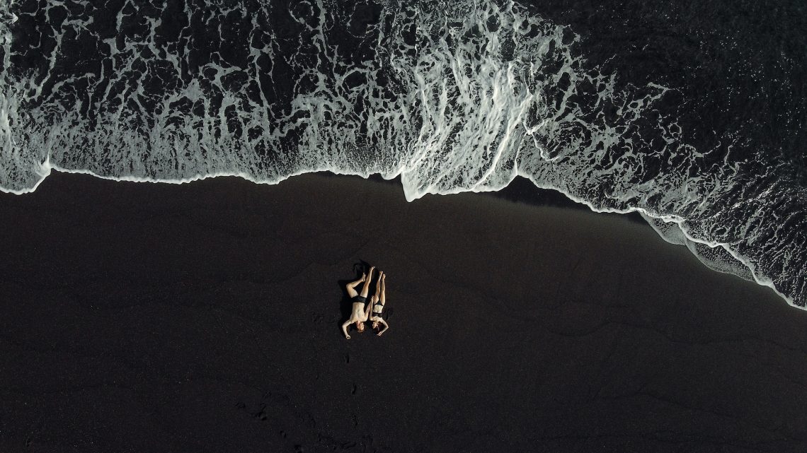 Kobieta i mężczyzna leżą na plaży