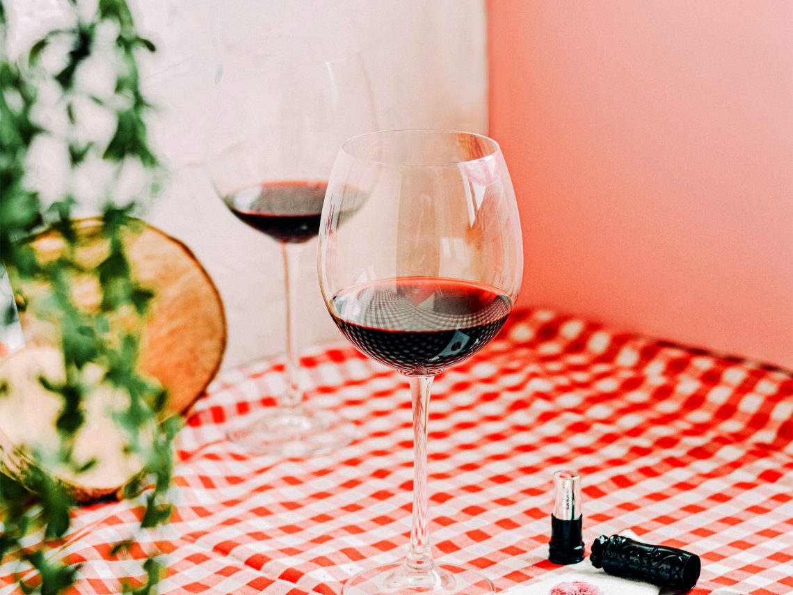 Dwa kieliszki czerwonego wina na stole