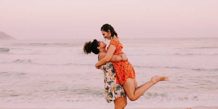 Para kobiet przytula się na plaży