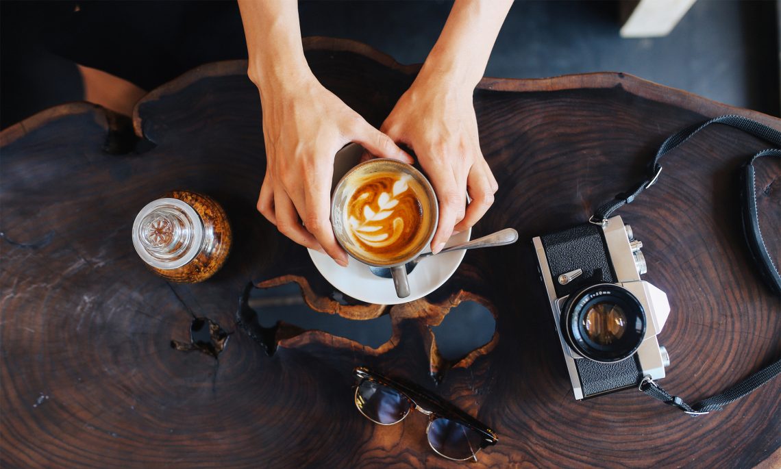Tekst o zdrowych metodach parzenia kawy. Na zdjęciu: Osoba trzymająca filiżankę kawy - HelloZdrowie