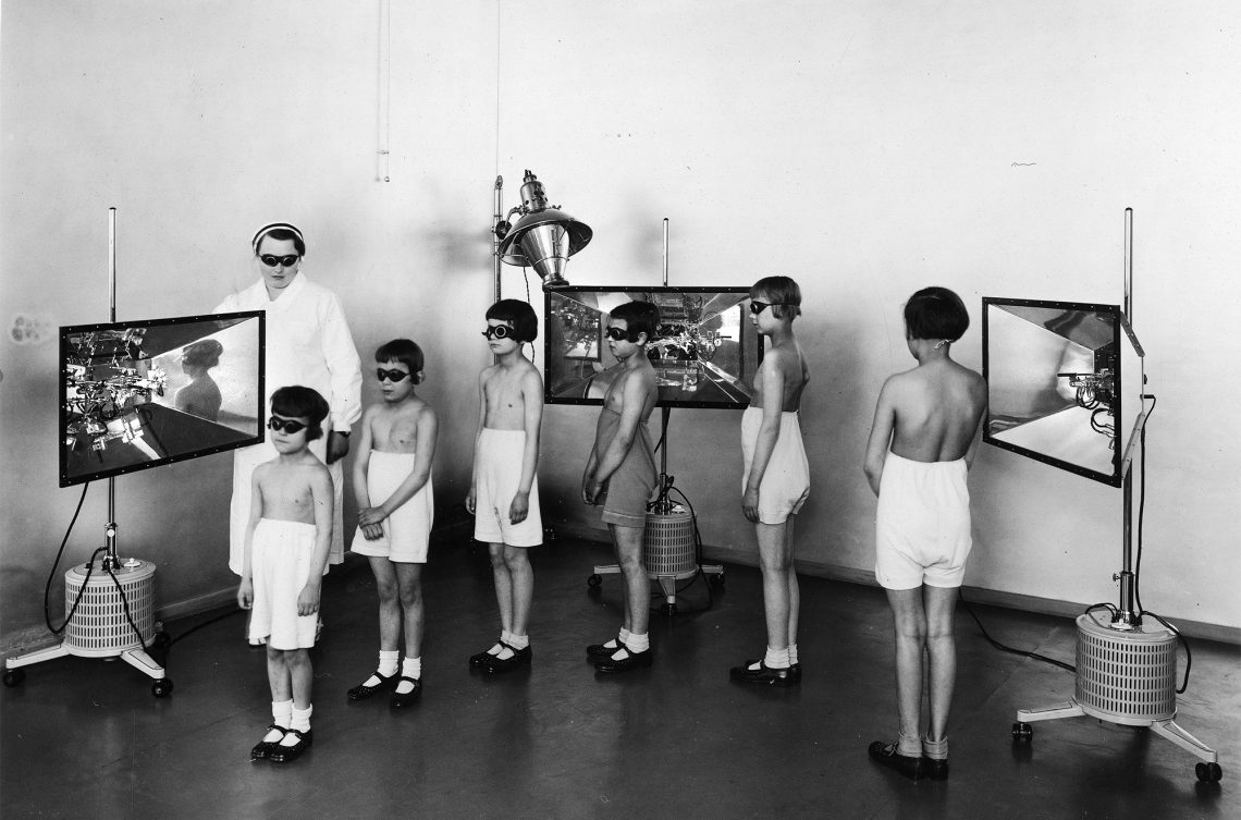 Tekst o historii i zmianach w sanatoriach dziecięcych. Na zdjęciu: Grupa dzieci noszących okulary przeciwsłoneczne - HelloZdrowie
