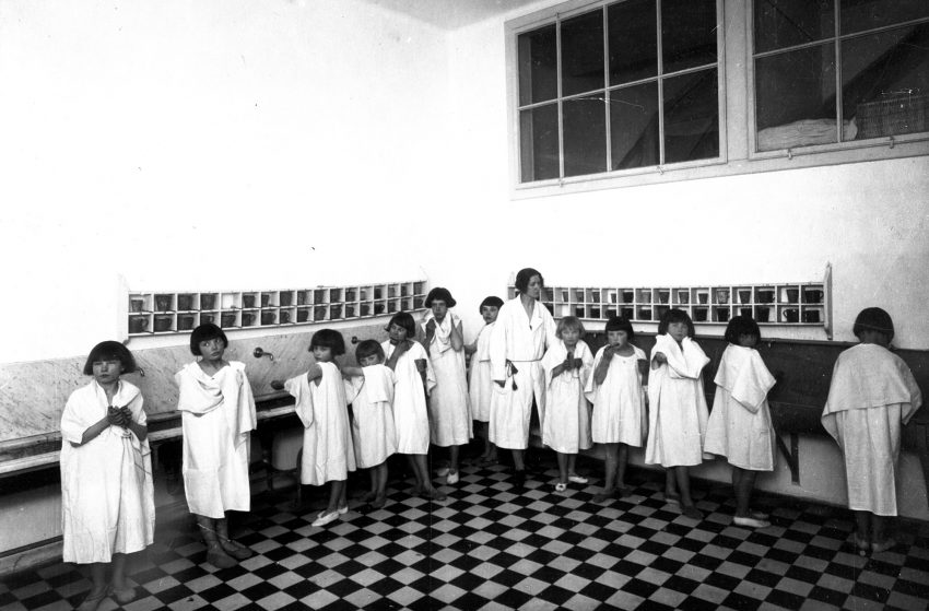 Tekst o historii i zmianach w sanatoriach dziecięcych. Na zdjęciu: Grupa dziewcząt w białych szatach - HelloZdrowie