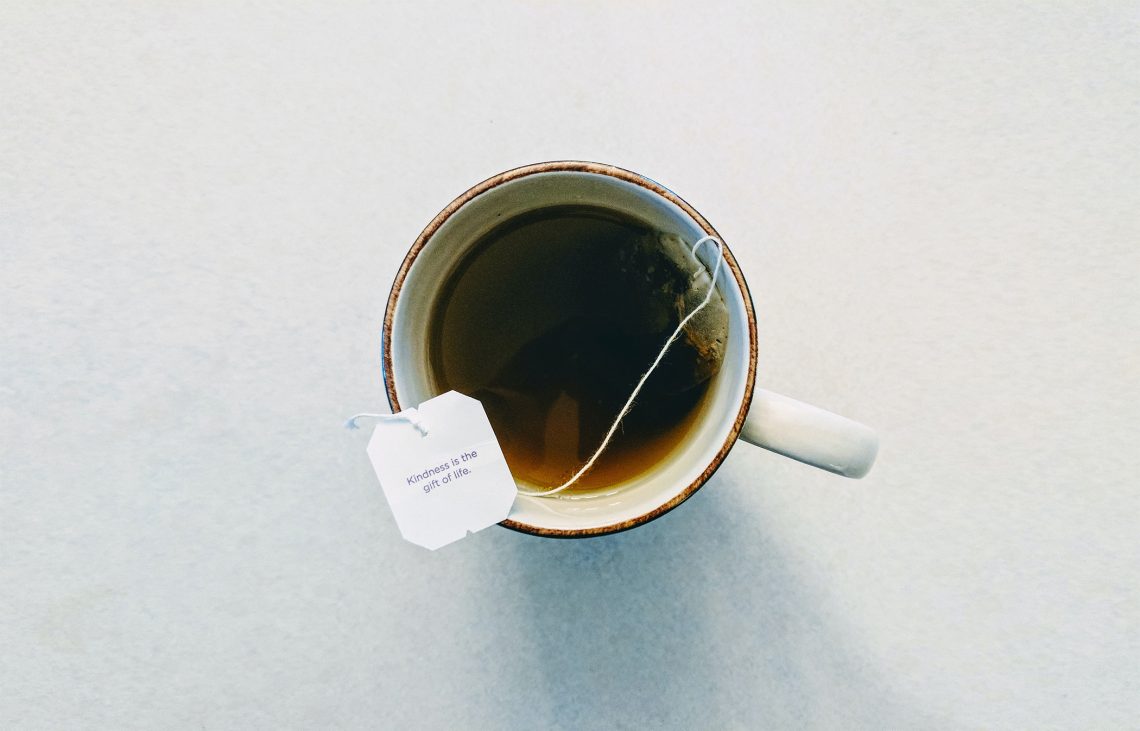 Tekst o wyborze herbat dla osób z cukrzycą. Na zdjęciu: Filizanka herbaty z torebka herbaty - HelloZdrowie