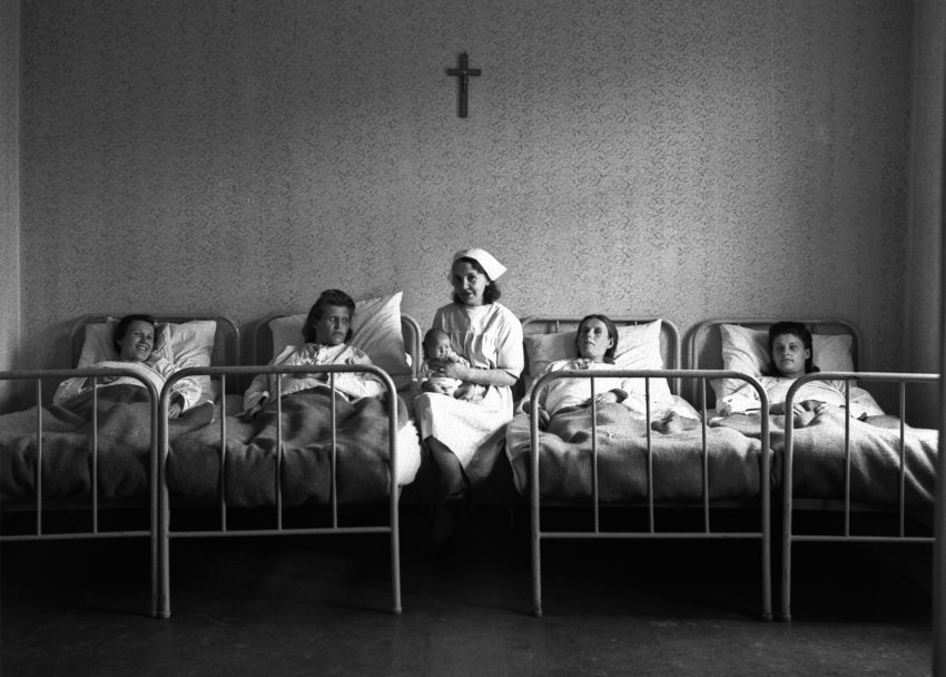 Tekst o ewolucji stroju pielęgniarek na przestrzeni lat. Na zdjęciu: Grupa osób na łóżkach szpitalnych - HelloZdrowie