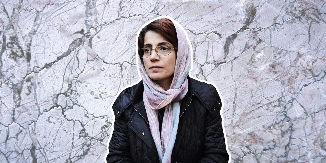 Tekst o Nasrin Sotoudeh i jej walce o prawa człowieka. Na zdjęciu: Kobieta nosząca okulary i szalik - HelloZdrowie