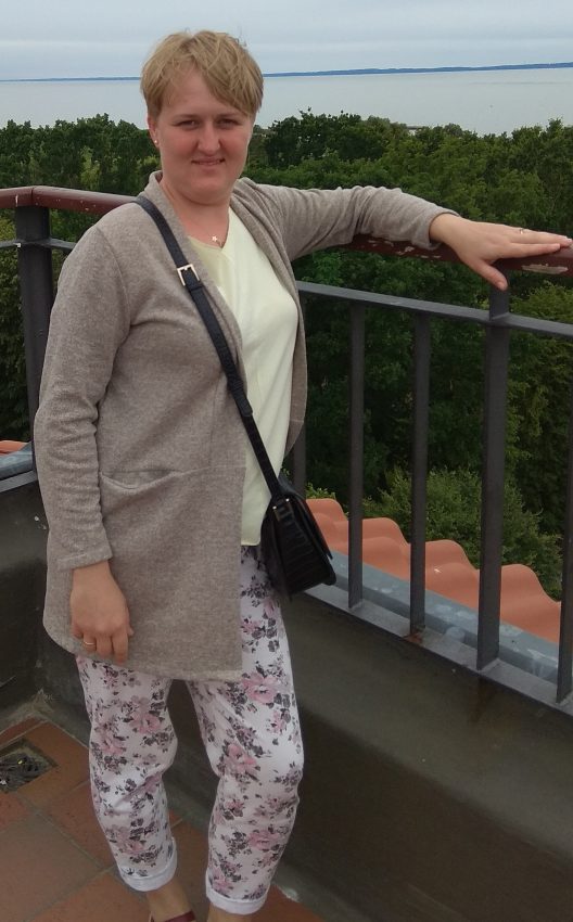 Tekst o pracy położnej, jej wyzwaniach i doświadczeniach. Na zdjęciu: Kobieta stojąca na balkonie - HelloZdrowie