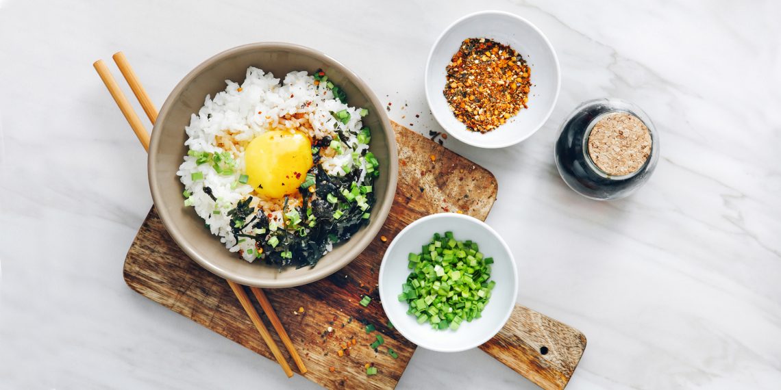 Tekst o mrożeniu ugotowanego ryżu i dań. Na zdjęciu: Miska ryżu i warzyw - HelloZdrowie