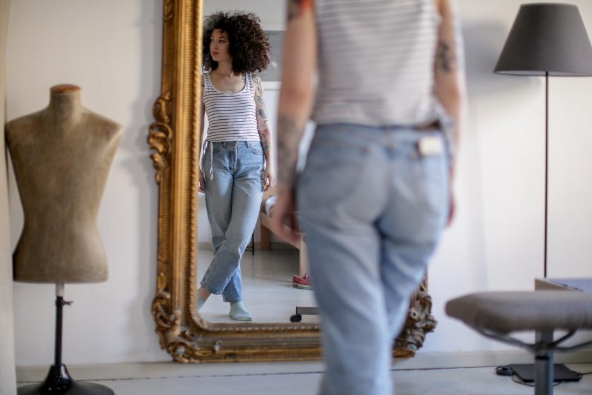 Kobieta przegląda się w lustrze
