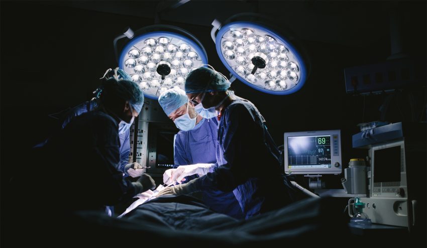 chirurdzy na sali operacyjnej