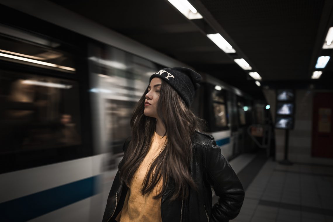 Tekst o froteryzmie i możliwościach jego leczenia. Na zdjęciu: Kobieta stojąca na stacji metra - HelloZdrowie