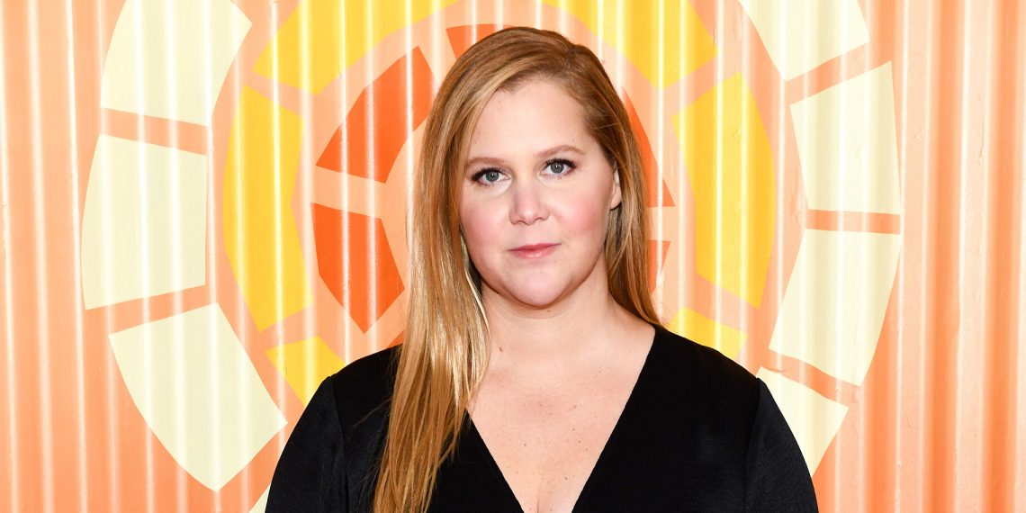 Tekst o boreliozie, którą zdiagnozowano u Amy Schumer. Na zdjęciu: Kobieta w czarnej koszuli - HelloZdrowie