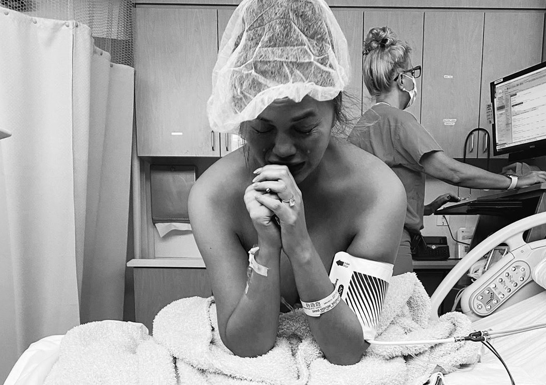 Tekst o poronieniu Chrissy Teigen i ich bolesnych przeżyciach. Na zdjęciu: Kobieta w szpitalnym łóżku - HelloZdrowie