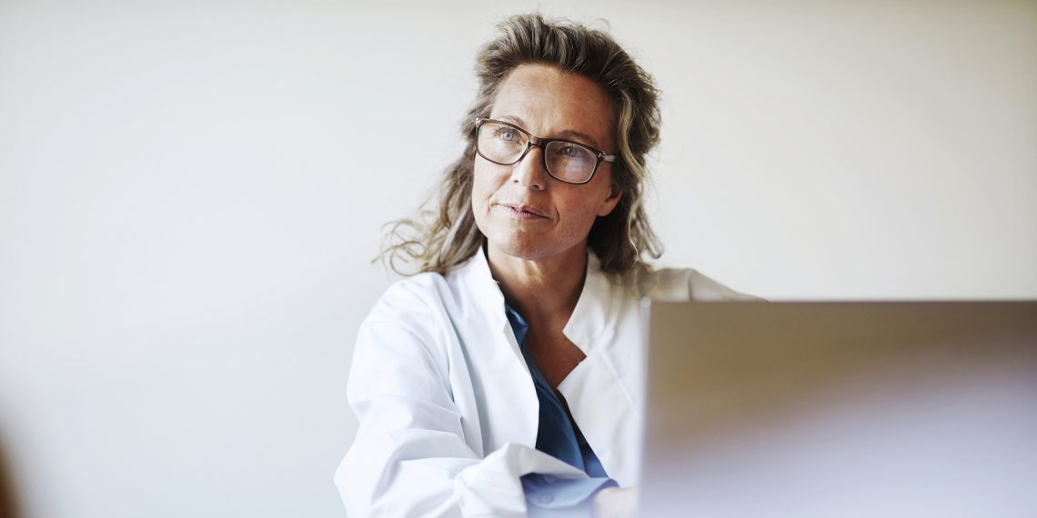 Tekst o zasadach stosowania teleporady w medycynie. Na zdjęciu: Kobieta w okularach i białym fartuchu - HelloZdrowie