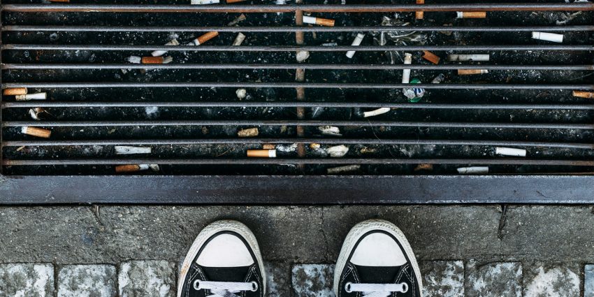 Niedopałki papierosów wyrzucone na ziemię
