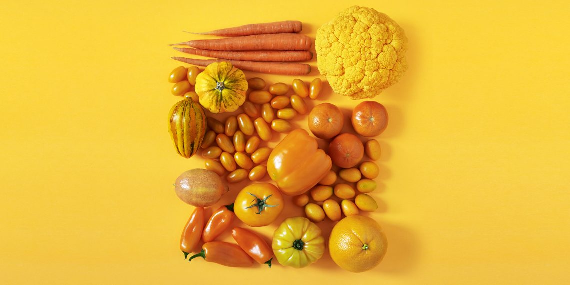 Tekst o niebezpieczeństwach i skutkach diety warzywnej. Na zdjęciu: Grupa pomarańczy i pomidorów - HelloZdrowie