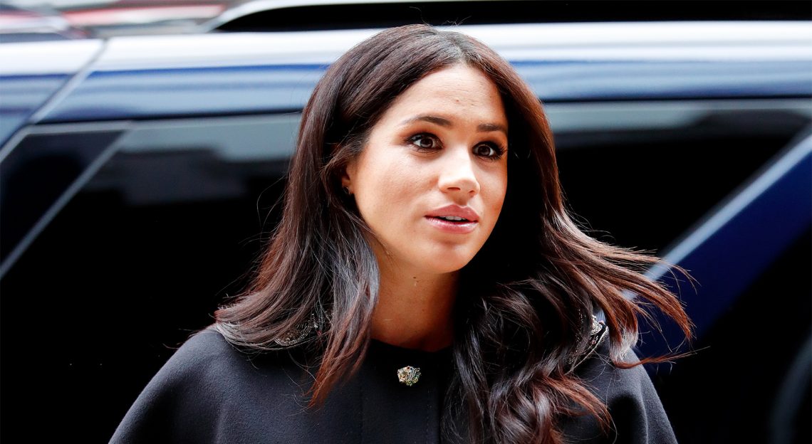 Tekst o poronieniu Meghan Markle i jej doświadczeniach. Na zdjęciu: Kobieta z długimi brązowymi włosami - HelloZdrowie