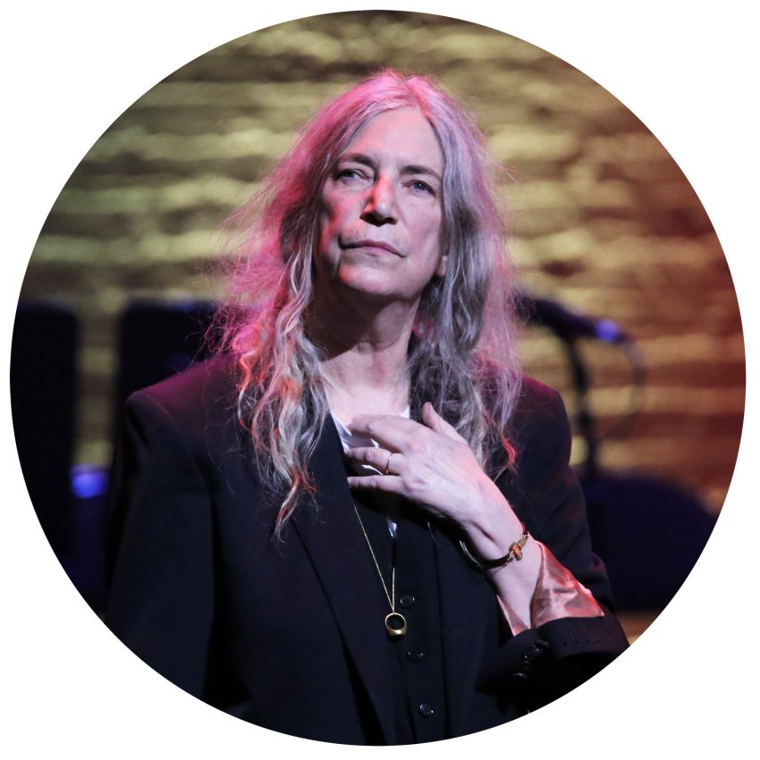 Tekst o życiu i karierze Patti Smith. Na zdjęciu: Kobieta z długimi włosami i czarną kurtką - HelloZdrowie