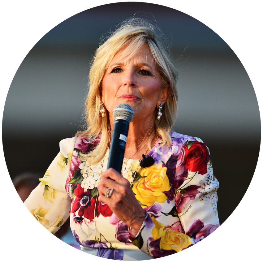 Tekst o życiu i karierze Jill Biden. Na zdjęciu: Kobieta trzymająca mikrofon - HelloZdrowie