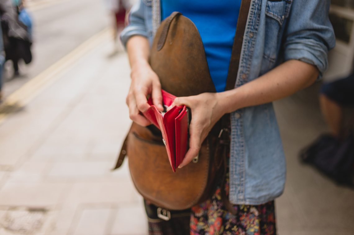 Kobieta sprawdza swój portfel