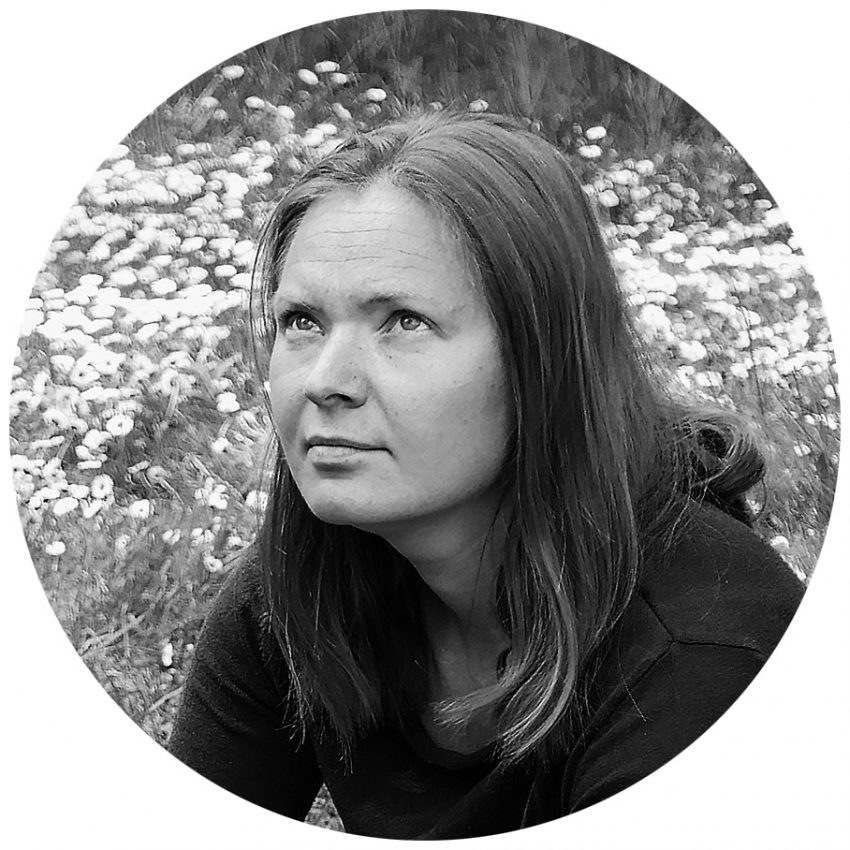 Tekst o wzmacnianiu organizmu jesienią według ajurwedy. Na zdjęciu: Kobieta patrząca w górę na polu pełnym kwiatów - HelloZdrowie