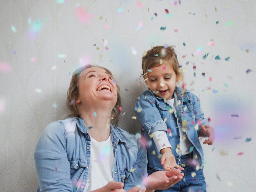Matka z córką rzucają confetti