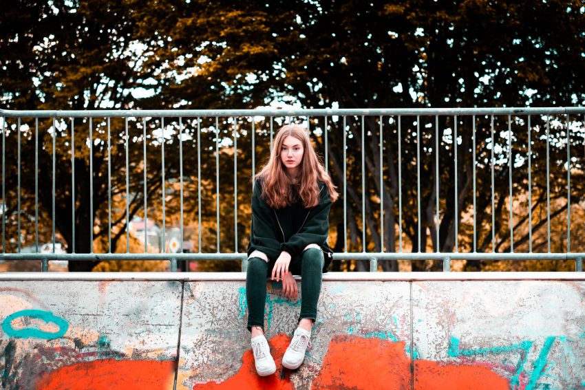 Nastolatka siedzi na rampie