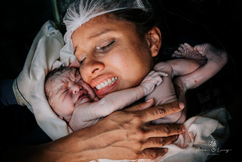 Kobieta przytula swoje dziecko po porodzie