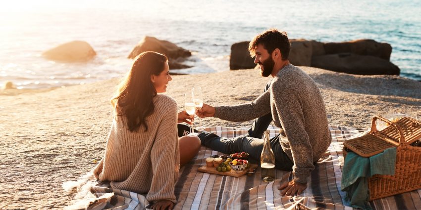 romantyczna kolacja nad morzem