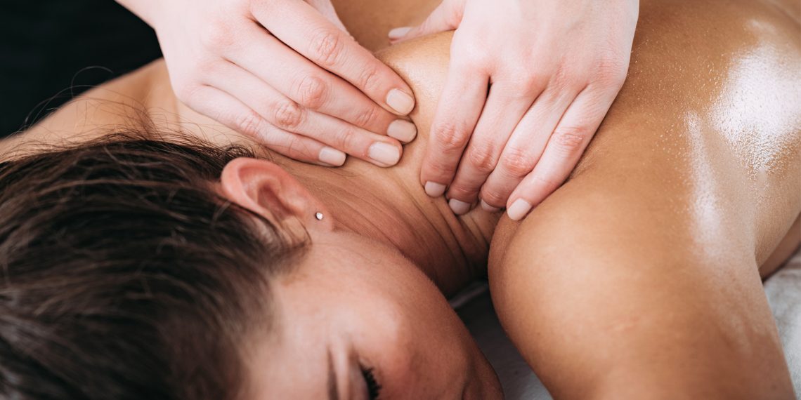 Tekst o masażu sportowym, wskazaniach, technikach i kursach. Na zdjęciu: Osoba otrzymująca masaż pleców - HelloZdrowie