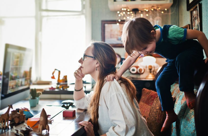 Wypalenie rodzicielskie w czasie pandemii. Psycholożka radzi, jak sobie z nim poradzić / iStock