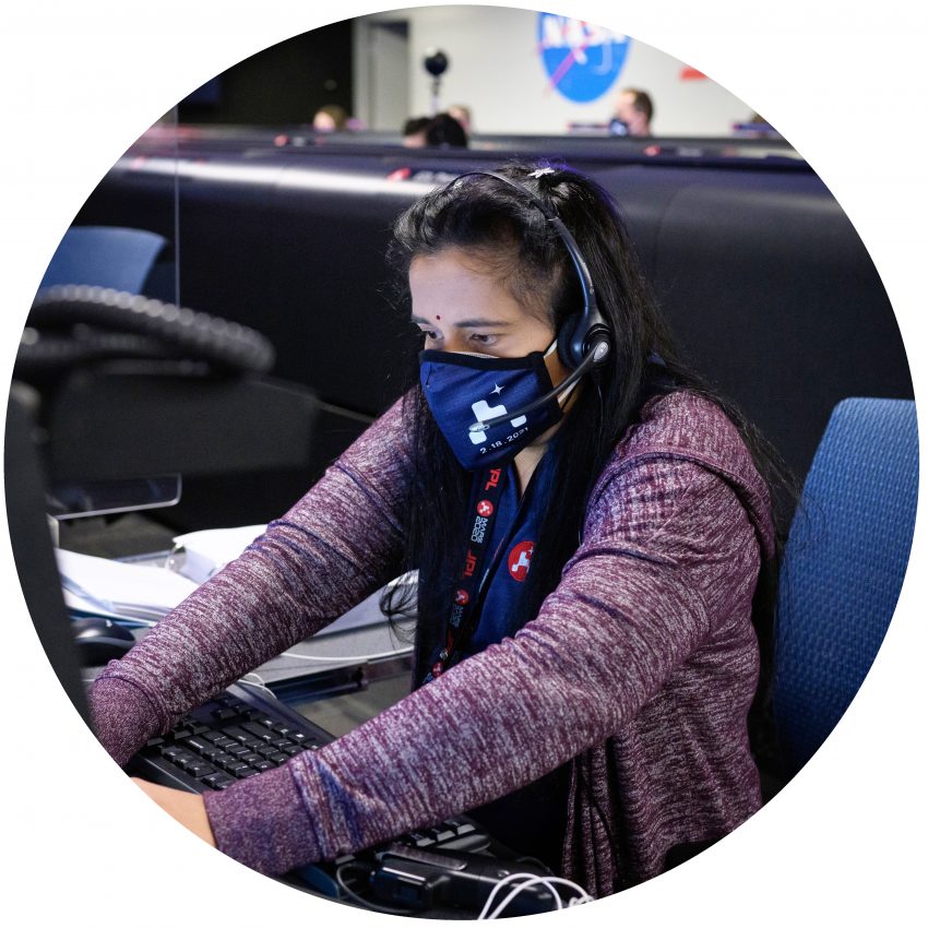 Tekst o Swati Mohan i misji Perseverance na Marsa. Na zdjęciu: Kobieta nosząca maskę i siedząca przy komputerze - HelloZdrowie