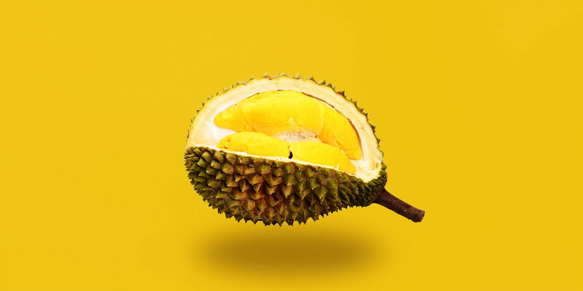 Tekst o durianie: właściwości, smak, zakup w Polsce. Na zdjęciu: Owoc przekrojony na pół - HelloZdrowie