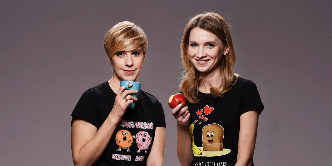 Tekst o książce o diecie mam karmiących. Na zdjęciu: Dwie kobiety trzymające filiżanki i owoce - HelloZdrowie