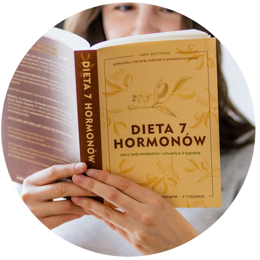 Tekst o książce Dieta 7 hormonów Sary Gottfried. Na zdjęciu: Osoba czytająca książkę - HelloZdrowie