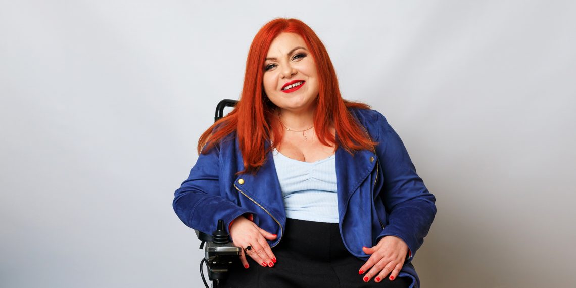 Tekst o pracownicy socjalnej na wózku inwalidzkim. Na zdjęciu: Kobieta siedząca na krześle - HelloZdrowie