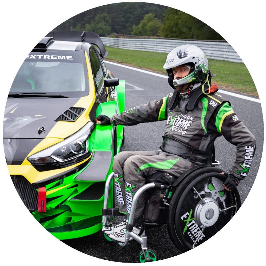 Tekst o przełamywaniu stereotypów przez niepełnosprawnego kierowcę wyścigowego. Na zdjęciu: Osoba na wózku inwalidzkim obok samochodu wyścigowego - HelloZdrowie