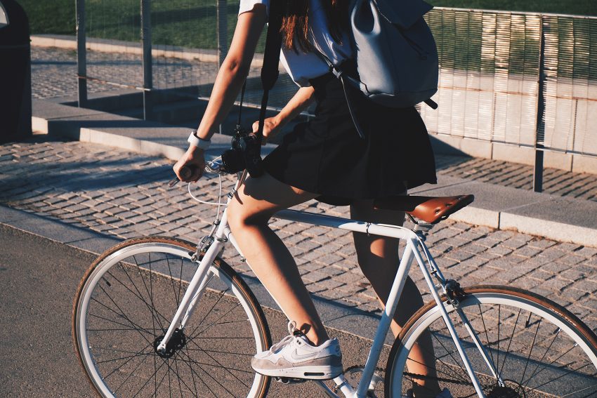 Dziewczyna jedzie na rowerze
