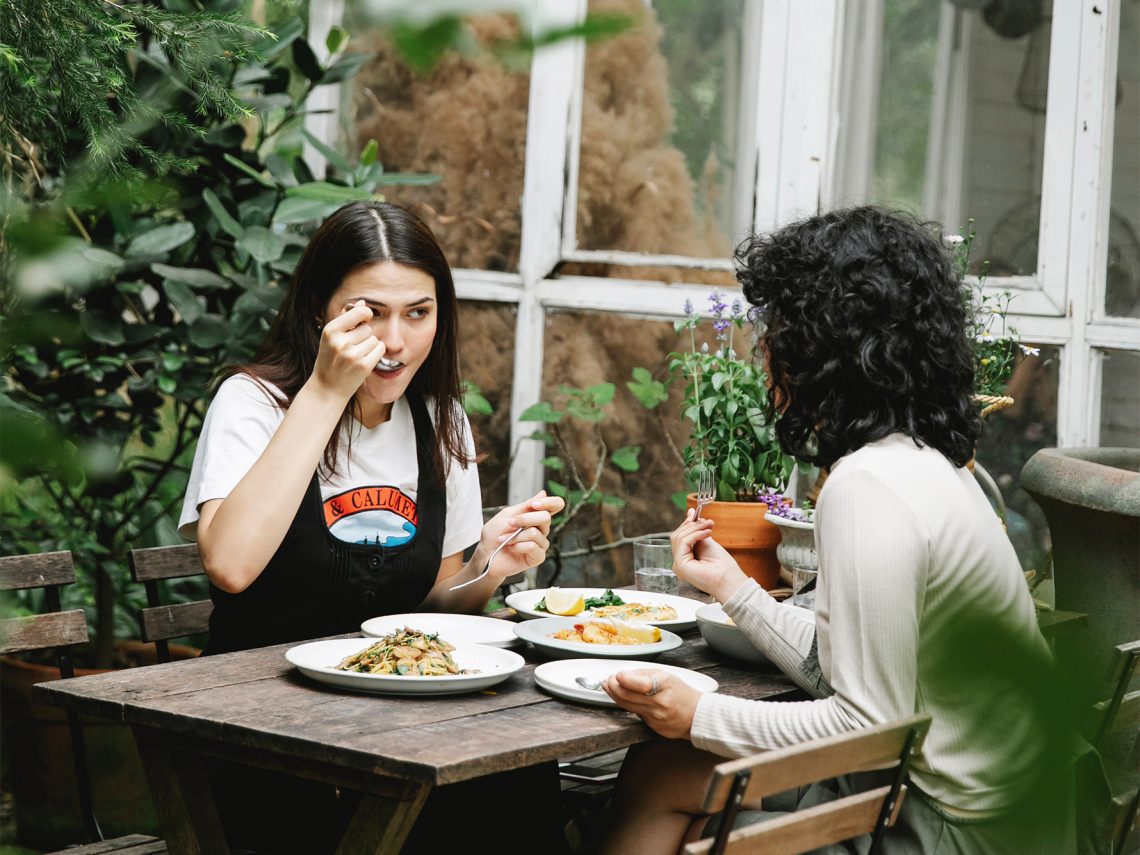 Kobiety jedzą posiłek