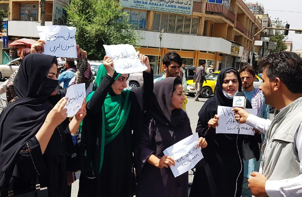 Kobiety w Afganistanie protestują przeciwko talibom. "Nie uciszajcie nas"
