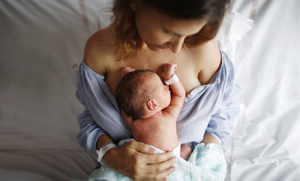 Tekst o metodzie przewidywania przedwczesnego porodu. Na zdjęciu: Kobieta karmiąca piersią dziecko - HelloZdrowie