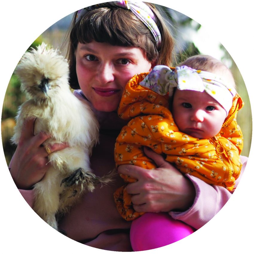 Tekst o codziennym życiu matki wielodzietnej na wsi. Na zdjęciu: Kobieta trzymająca dziecko i kurczaka - HelloZdrowie