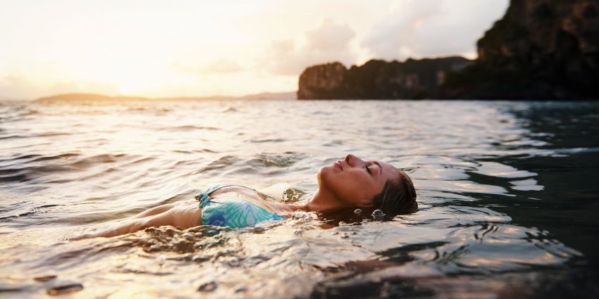 Kobieta kąpie się w morzu