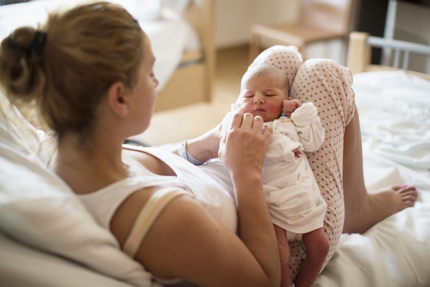 "Nie powinnaś być matką, skoro nie potrafisz urodzić". Ankieta przeprowadzona przez lekarkę pokazuje, jak Polki są traktowane na porodówkach