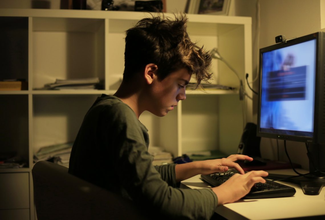 Chłopiec przed komputerem